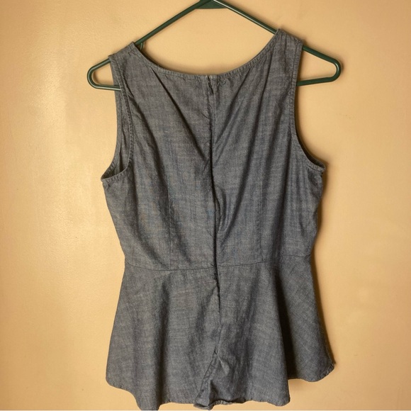 Banana Republic Women’s Peplum Chambray Sleeveless Blouse; Size 6 - Picture 3 of 5